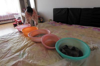 武城楼上漏水，住户失联，小区没物管，业主维权难！律师来支招……